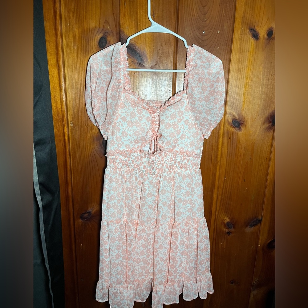 This pink dress is perfect for the summer! Has only been worn once